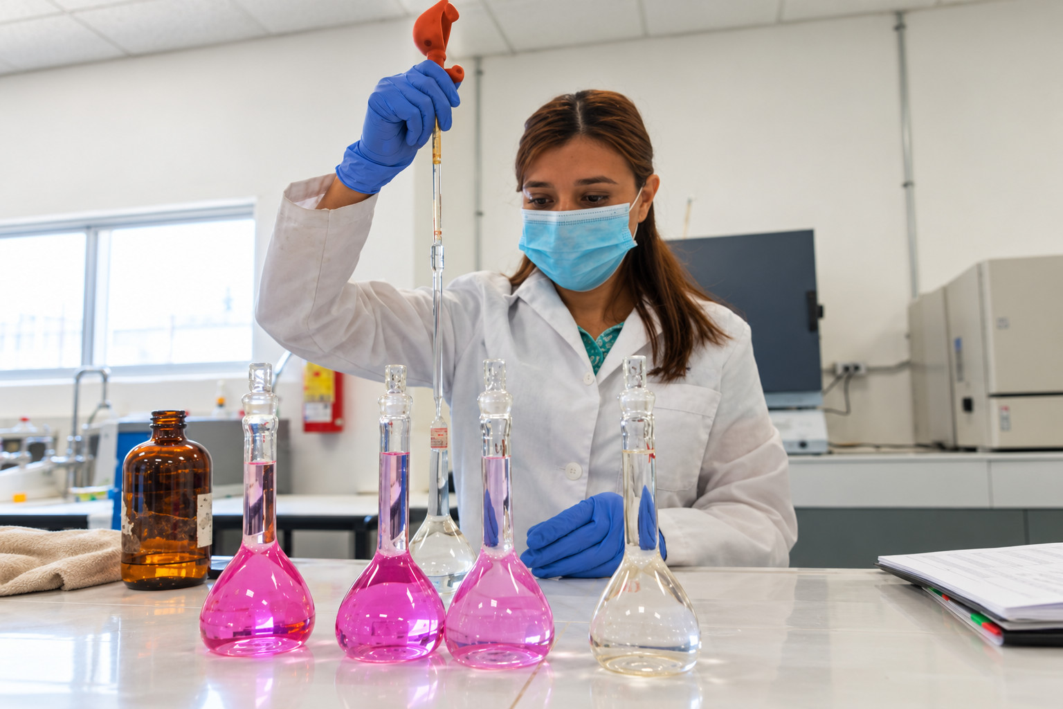 Análisis de muestras con pipeta y material de laboratorio. Imagen regenerada de referencia.